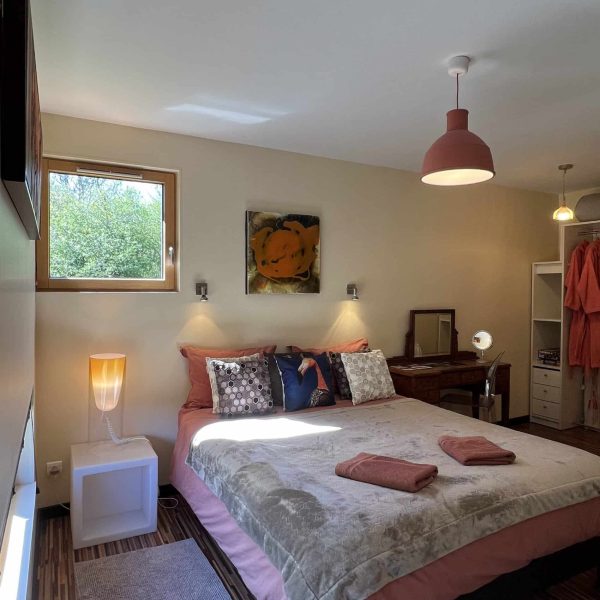 Queensize-Bett 160X200 gite-insolite-bourgogne-domaine-pont-roche-dijon