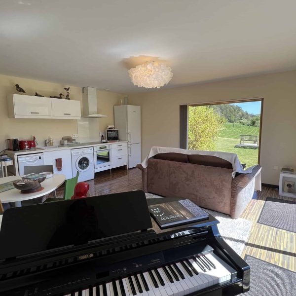 Das Wohnzimmer und seine Küche gite-insolite-bourgogne-domaine-pont-roche-dijon