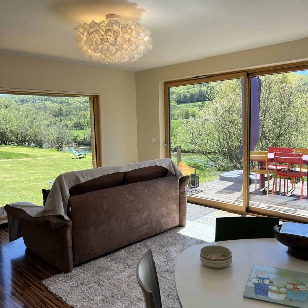 Das Wohnzimmer mit seinen großen Fensterfronten gite-insolite-bourgogne-domaine-pont-roche-dijon
