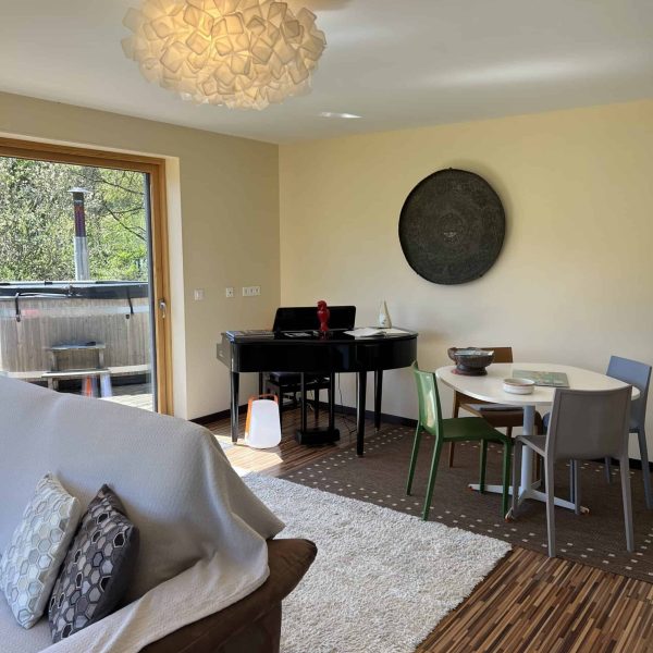 Das Wohnzimmer und sein Klavier gite-insolite-bourgogne-domaine-pont-roche-dijon